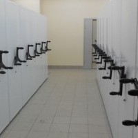 Передвижные стеллажи с трехлучевым пластиковым штурвалом