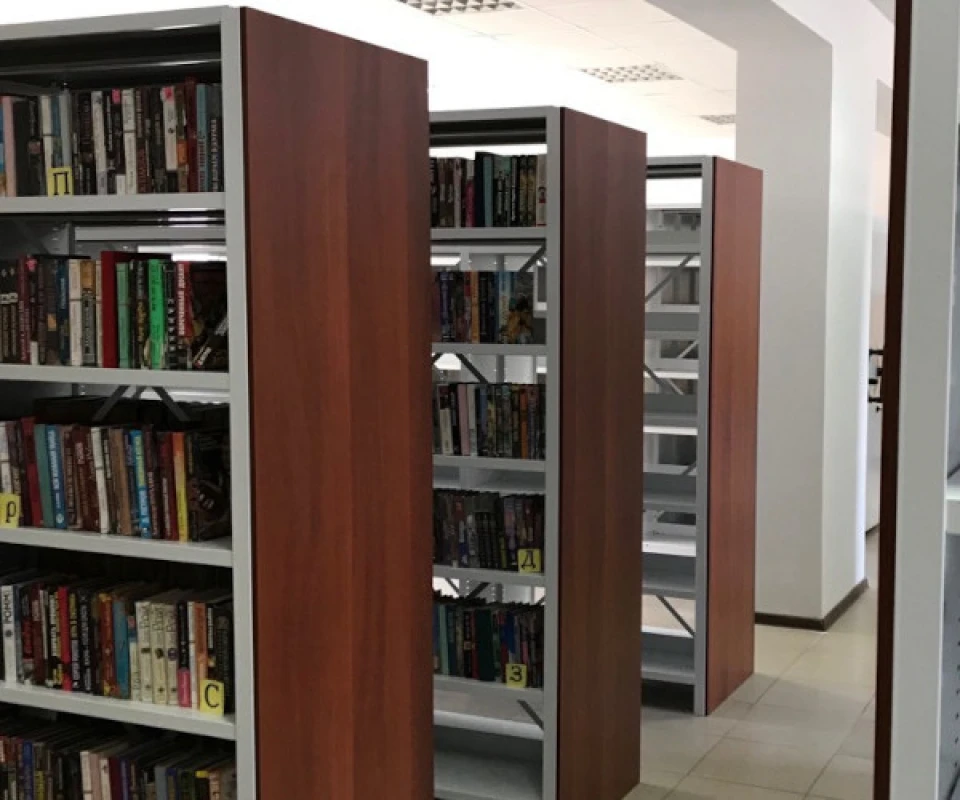 Оборудование книгохранилища и стилизация читального зала
