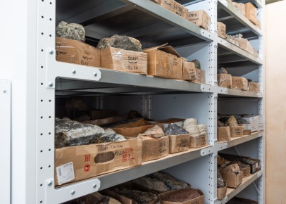 Стеллажи для камней и геологических коллекций в фондохранилище