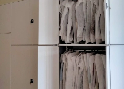 Стеллажи с дверями и замками для спецодежды