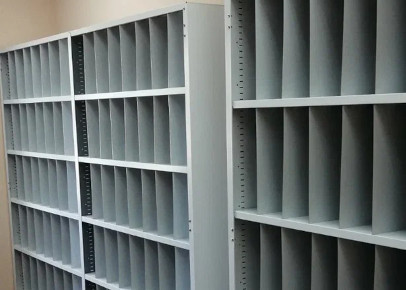 Стеллажи с ограждением на полке