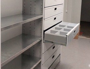 Передвижные стеллажи с оцинкованными полками в цехе