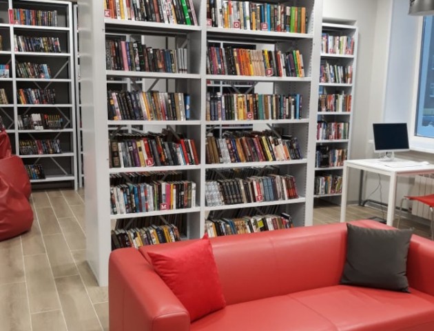 Стационарные стеллажи в библиотеке