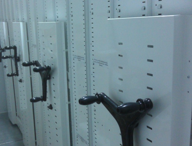 Мобильные стеллажи в морозильной камере для хранения плазмы крови