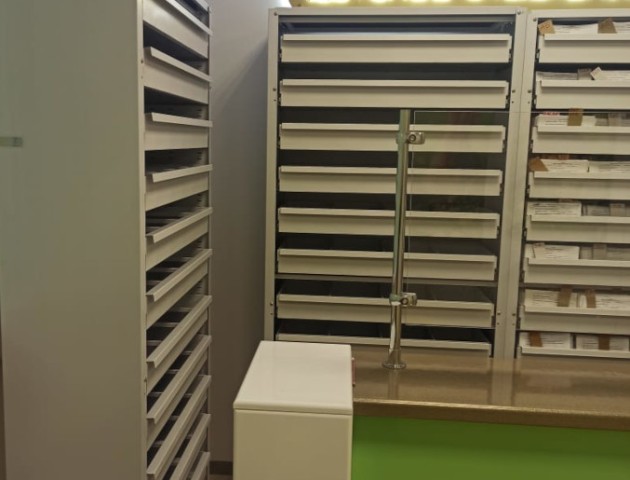 Стеллажах с выдвижными ящиками для карт пациентов