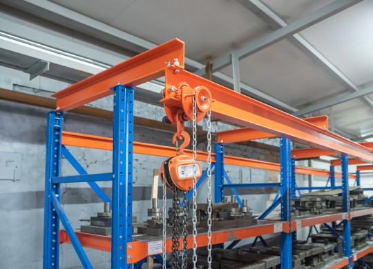 Стеллаж укомплектован встроенной талью