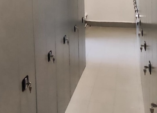 Двери с замками для защиты коллекции