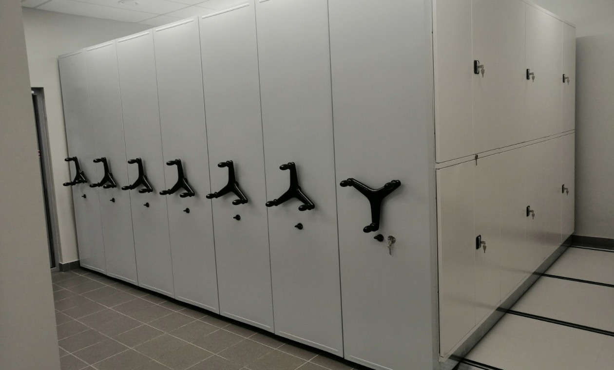 Распашные двери с замком на стеллаже