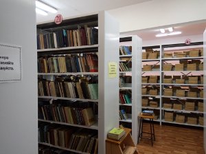 двухсторонние стеллажи для книг в хранилище